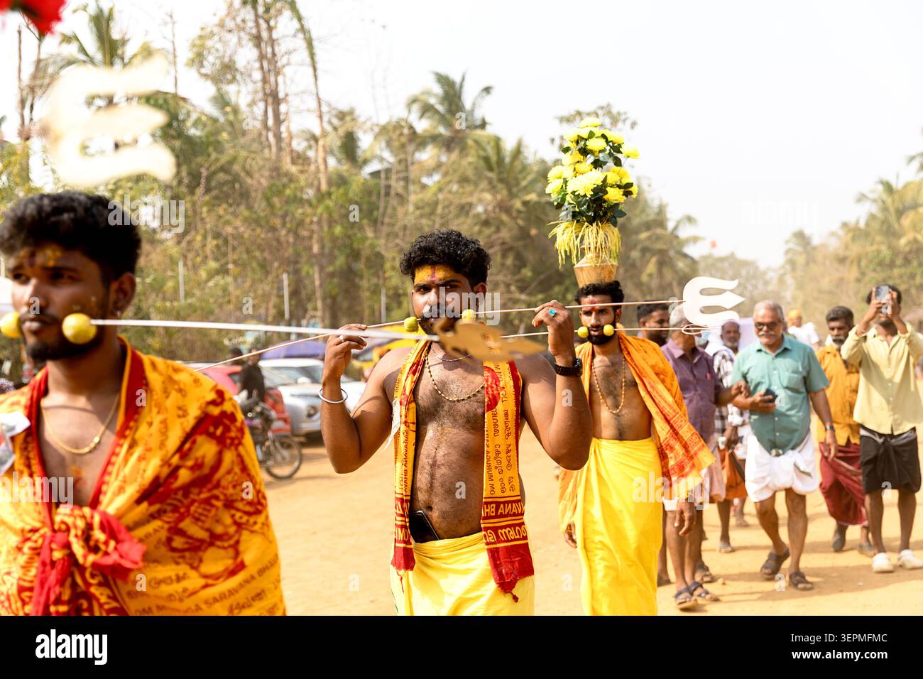 Spektakuläres Machad-Mamangam-Fest in Kerala, Indien, mit massiven geschmückten hölzernen Pferdestrukturen, traditionellen Musikern und Darstellern. Stockfoto