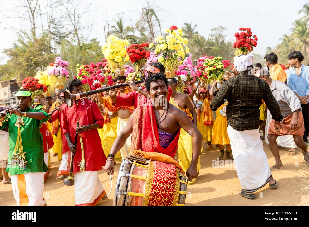Spektakuläres Machad-Mamangam-Fest in Kerala, Indien, mit massiven geschmückten hölzernen Pferdestrukturen, traditionellen Musikern und Darstellern. Stockfoto