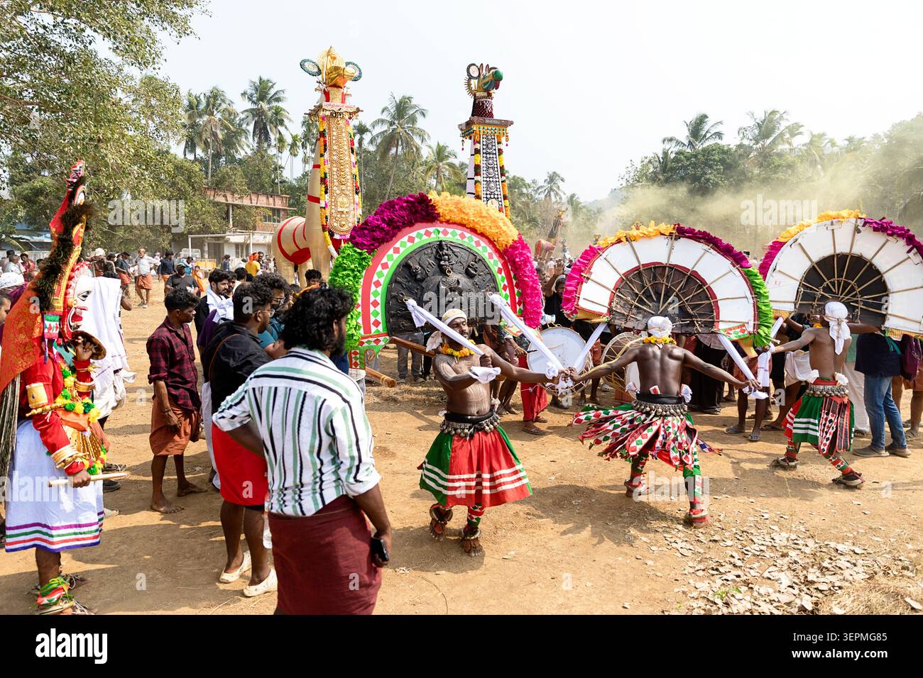 Spektakuläres Machad-Mamangam-Fest in Kerala, Indien, mit massiven geschmückten hölzernen Pferdestrukturen, traditionellen Musikern und Darstellern. Stockfoto