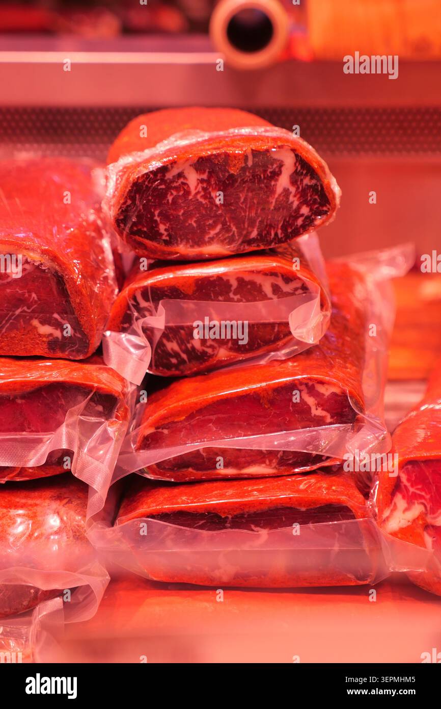 Rindfleischstücke verpackt und in einem Fleischladen gelagert Stockfoto