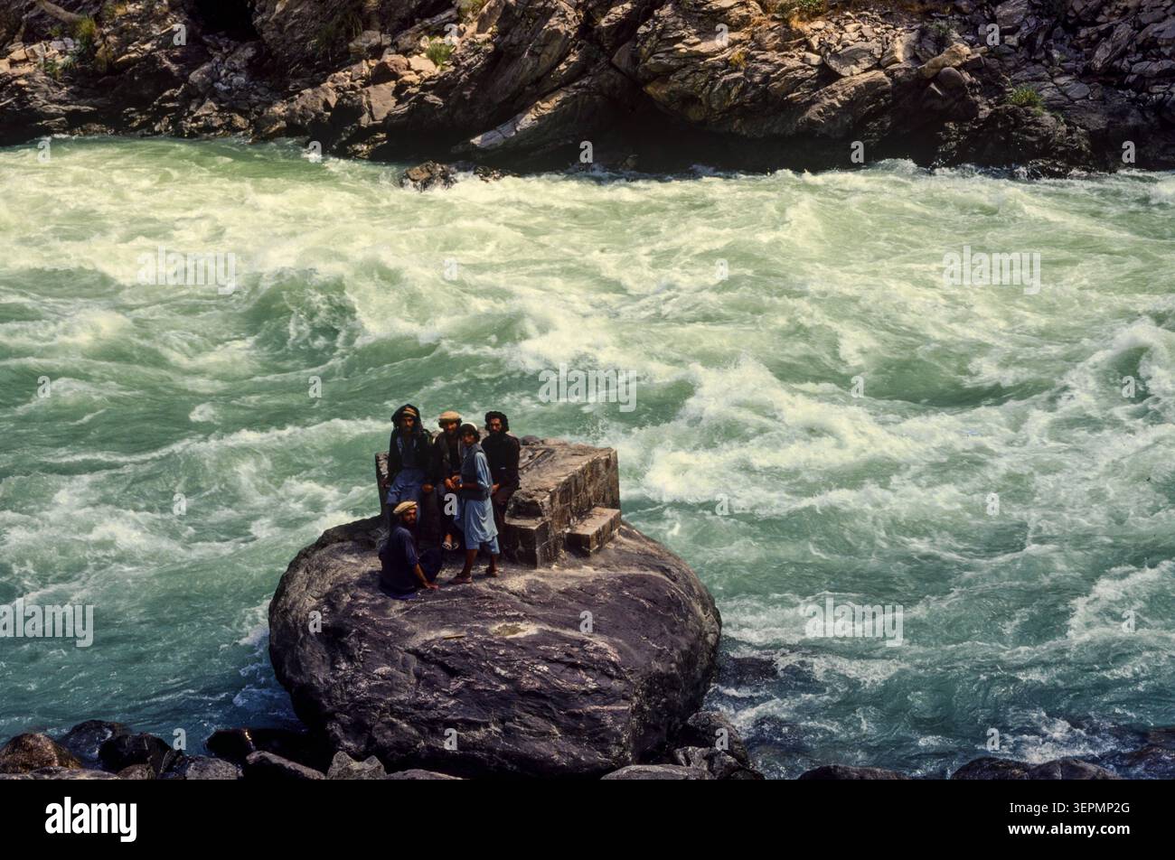 Mudschaheddin auf einem Felsvorsprung im Kabul-Fluss an der Straße nach Kabul, Afghanistan, August 1992 Stockfoto