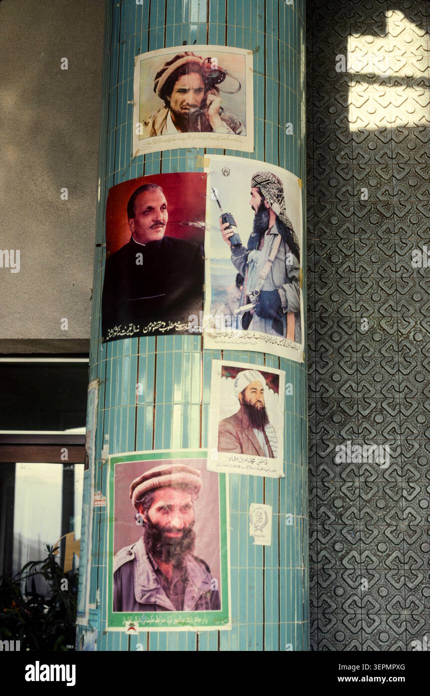 Plakate für Führer und Parteien auf einem Lampost, Kabul, August 1992. Das oberste Poster ist Achmed Shah Massoud, damals Verteidigungsminister des Landes. Stockfoto
