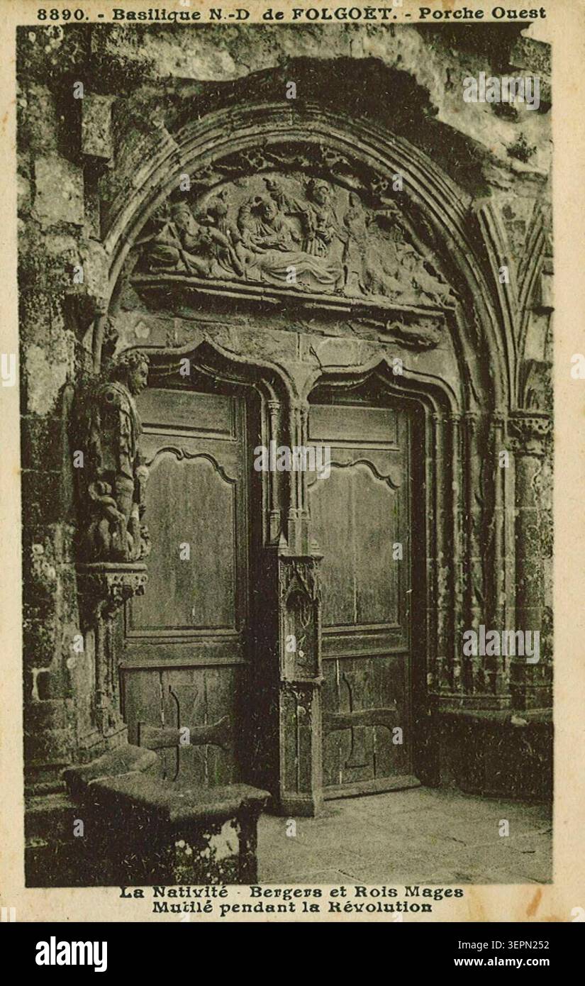 Die westliche Veranda der Basilika Notre-Dame du Folgoet zeigt Krippenskulpturen mit Hirten und den Königen, die hingebungsvolle architektonische Details und religiöse Ikonographie innerhalb des heiligen Erbes von Finistère zeigen. Stockfoto