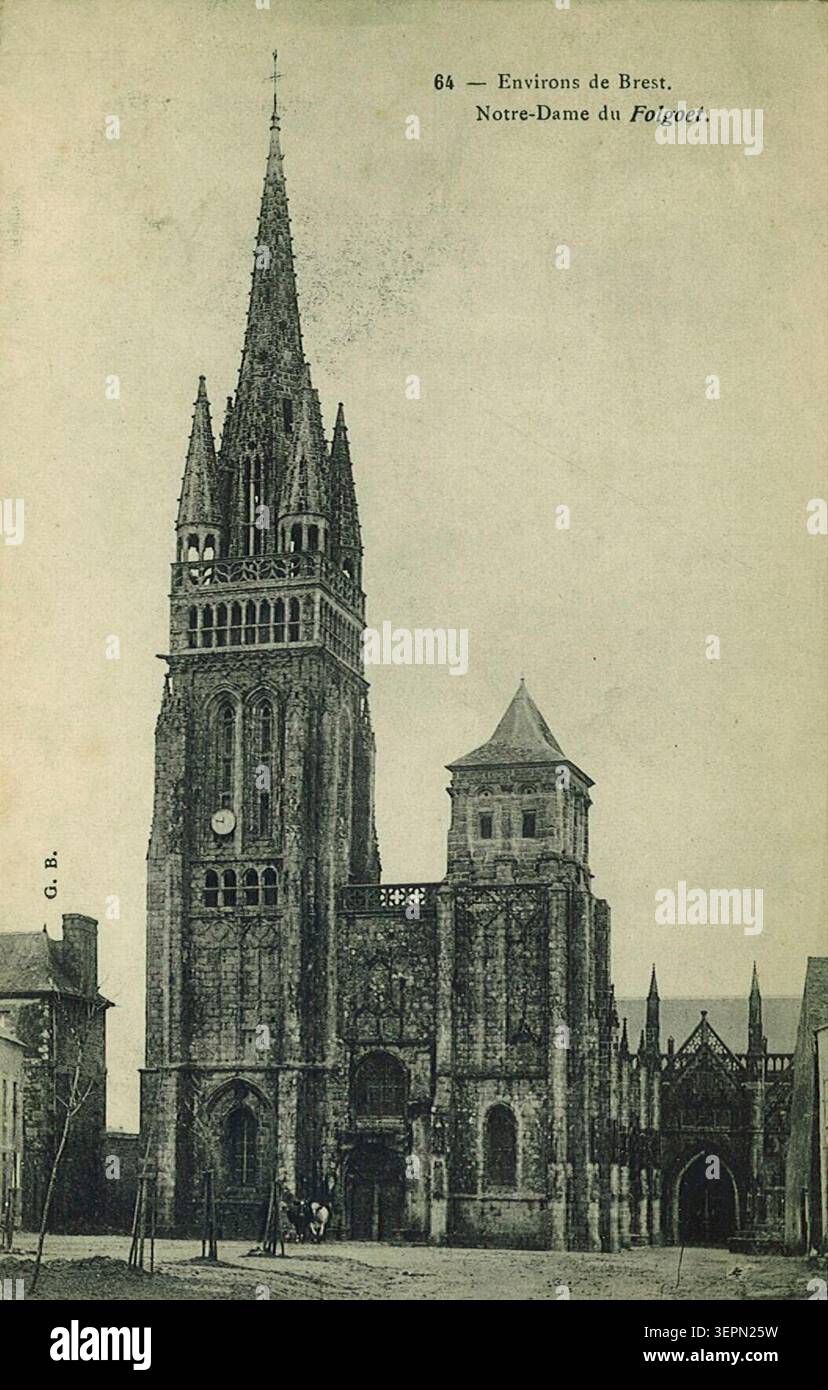 Die Basilika Notre-Dame du Folgoët in der Nähe von Brest in Finistère erhebt sich in einem bretonischen Dorf und stellt eine prominente Wallfahrtskirche dar, die von ländlichen Straßen und Küstenlandschaften im Nordwesten Frankreichs umgeben ist. Stockfoto