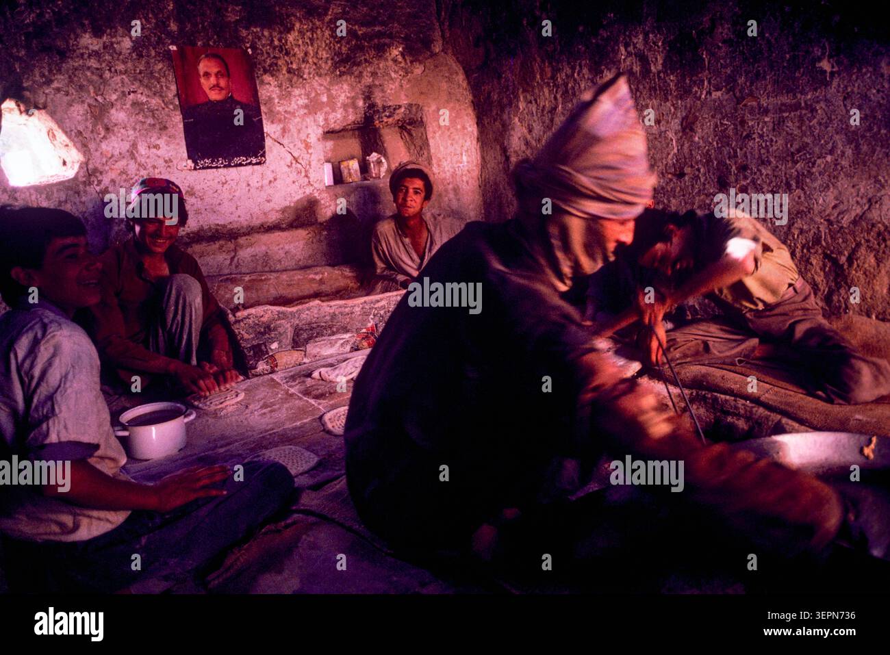 Eine traditionelle afghanische Bäckerei, die Naan-Brot in den Seitenstraßen von Kabul, Afghanistan, herstellt, August 1992 Stockfoto