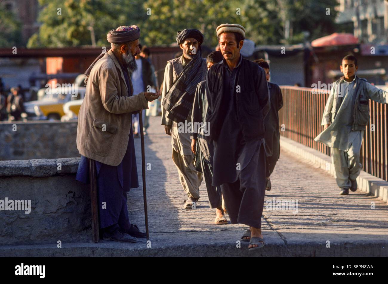 Menschen, die auf der Brücke über den Kabul-Fluss laufen, Kabul Afghanistan, August 1992 Stockfoto