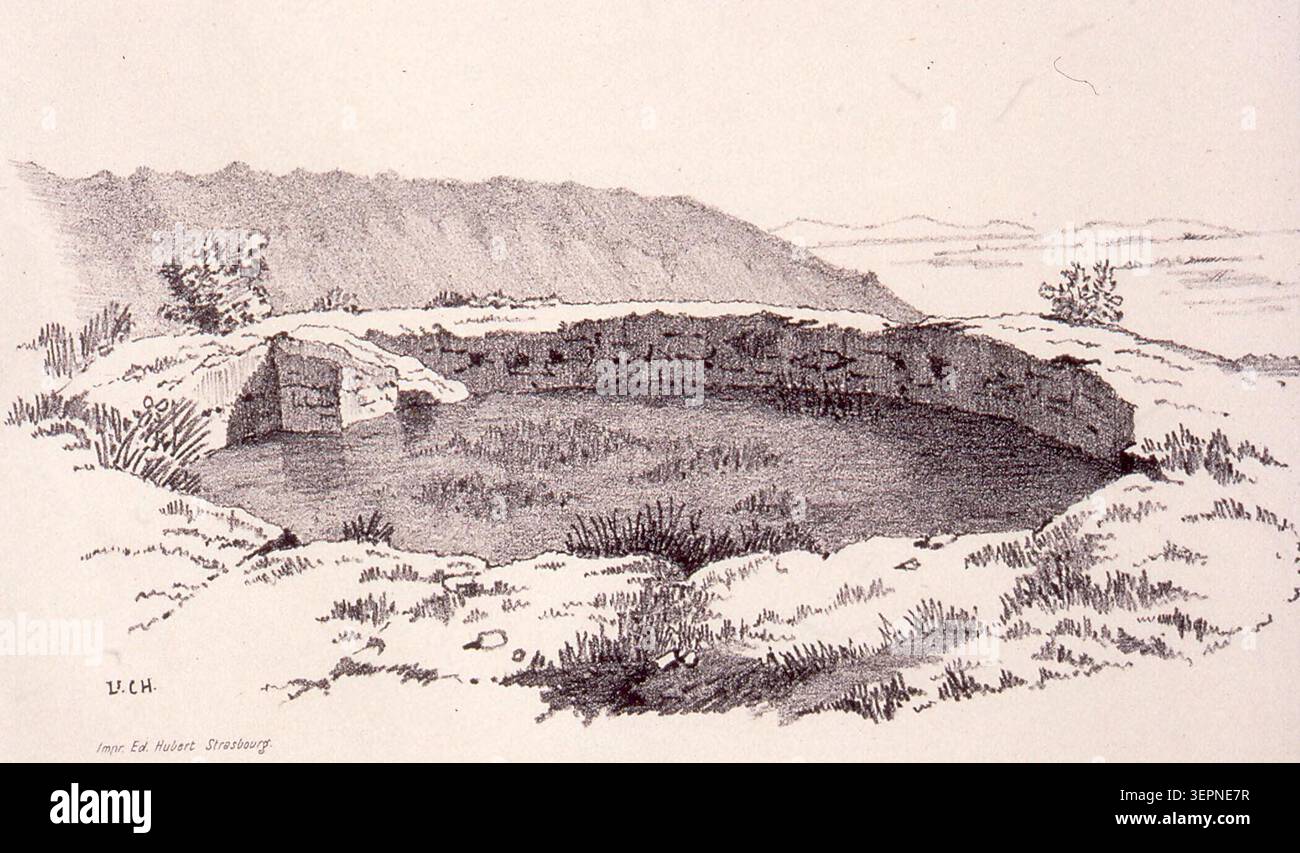 Die Zeichnung zeigt eine kreisförmige, in Felsen gehauene Höhle auf dem Gipfel des Mont Saint Michel bei Saverne aus dem Jahr 1885, wo die Erosion eine beckenähnliche Vertiefung im Sandsteingelände geformt hat, die ein charakteristisches geologisches Merkmal innerhalb der Vogesenlandschaft darstellt. Stockfoto