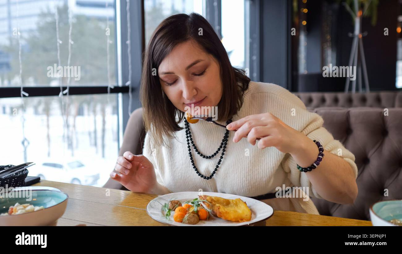 Frau Probiert Mahlzeit. Frau Genießt Essen Im Café. Frau Im Zwanglosen Diner, Der Plated Culinary Creation Schmeckt. Weibliches Diner Mit Sorgfältiger Verkostung Und Stockfoto