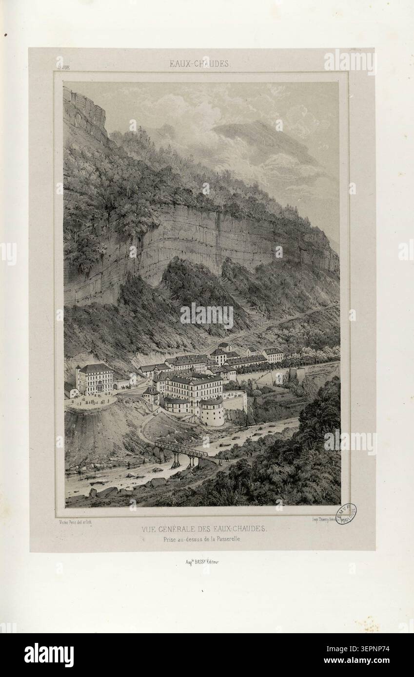 Creator Unknown bietet einen Panoramablick über das Thermalbad Eaux-Chaudes im Ossau-Tal, Pyrénées-Atlantiques, Frankreich, wo sich Kurgebäude und Straßen entlang des Talbodens unter steilen Klippen und bergigen Hängen verdichten und eine kompakte Siedlung aus dem 19. Jahrhundert bilden. Stockfoto