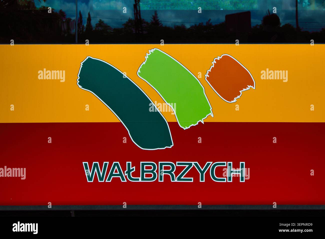 Wałbrzych Stadtlogo auf farbenfroher Fahrzeugtafel mit abstrakten Pinselstrichen Stockfoto