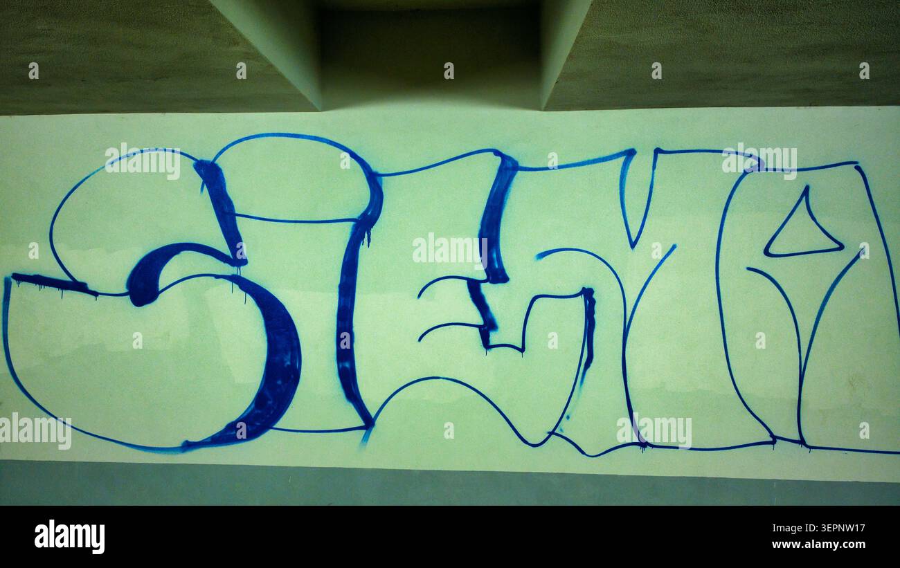 Blaues Graffiti-Tag „Siema“ (Hiya) An Betonmauer In Einer Städtischen Parkgarage Im Bold Street Art Style Stockfoto
