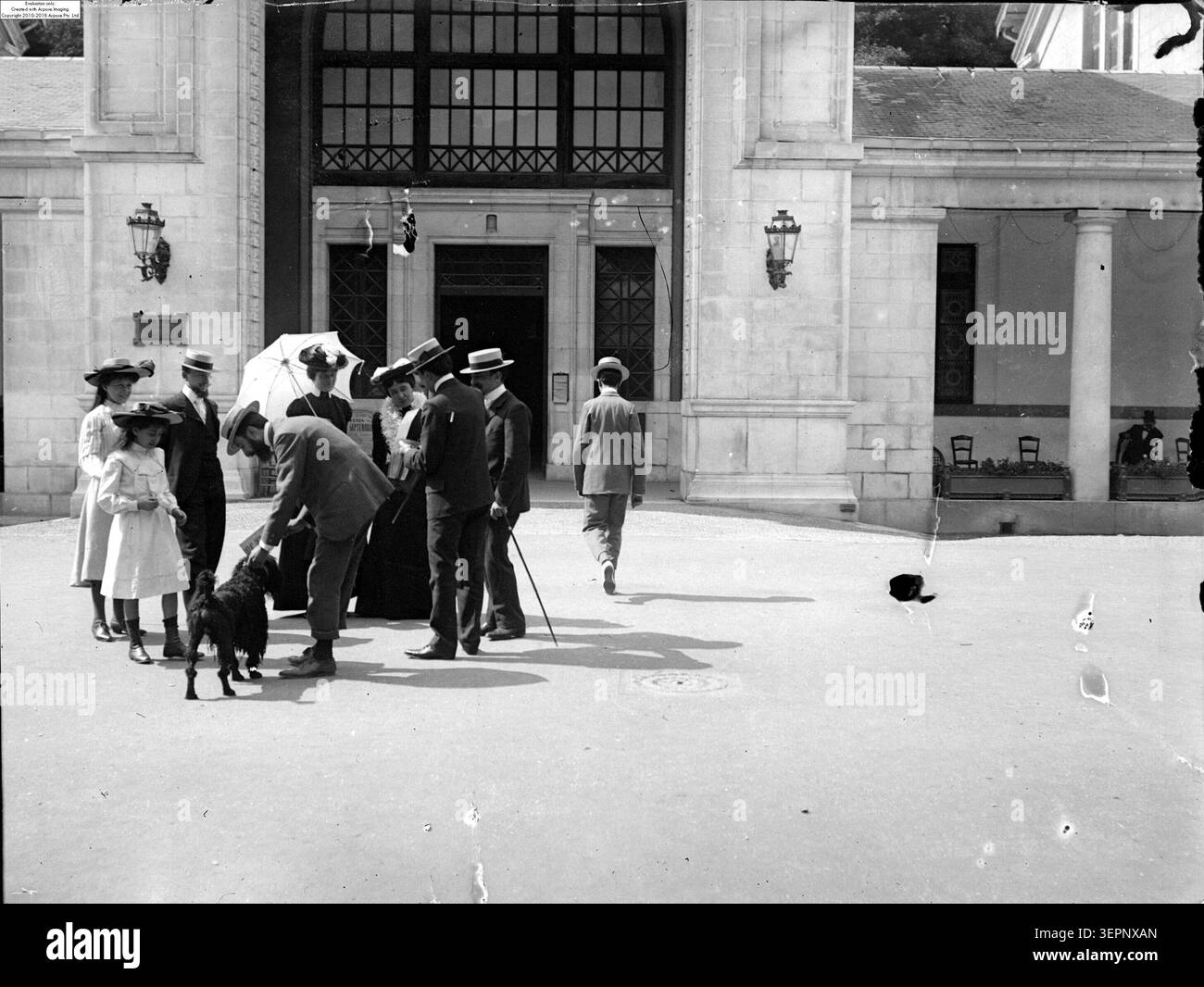 Im September 1901 nimmt Eugène Trutat Mme Crouzat, ihre Töchter und ihre Gefolgsleute vor der Thermalanlage Luchon auf, die vor der Fassade mit Säulen und Galerie in der Umgebung des Thermalbades der Pyrenäen stehen. Stockfoto
