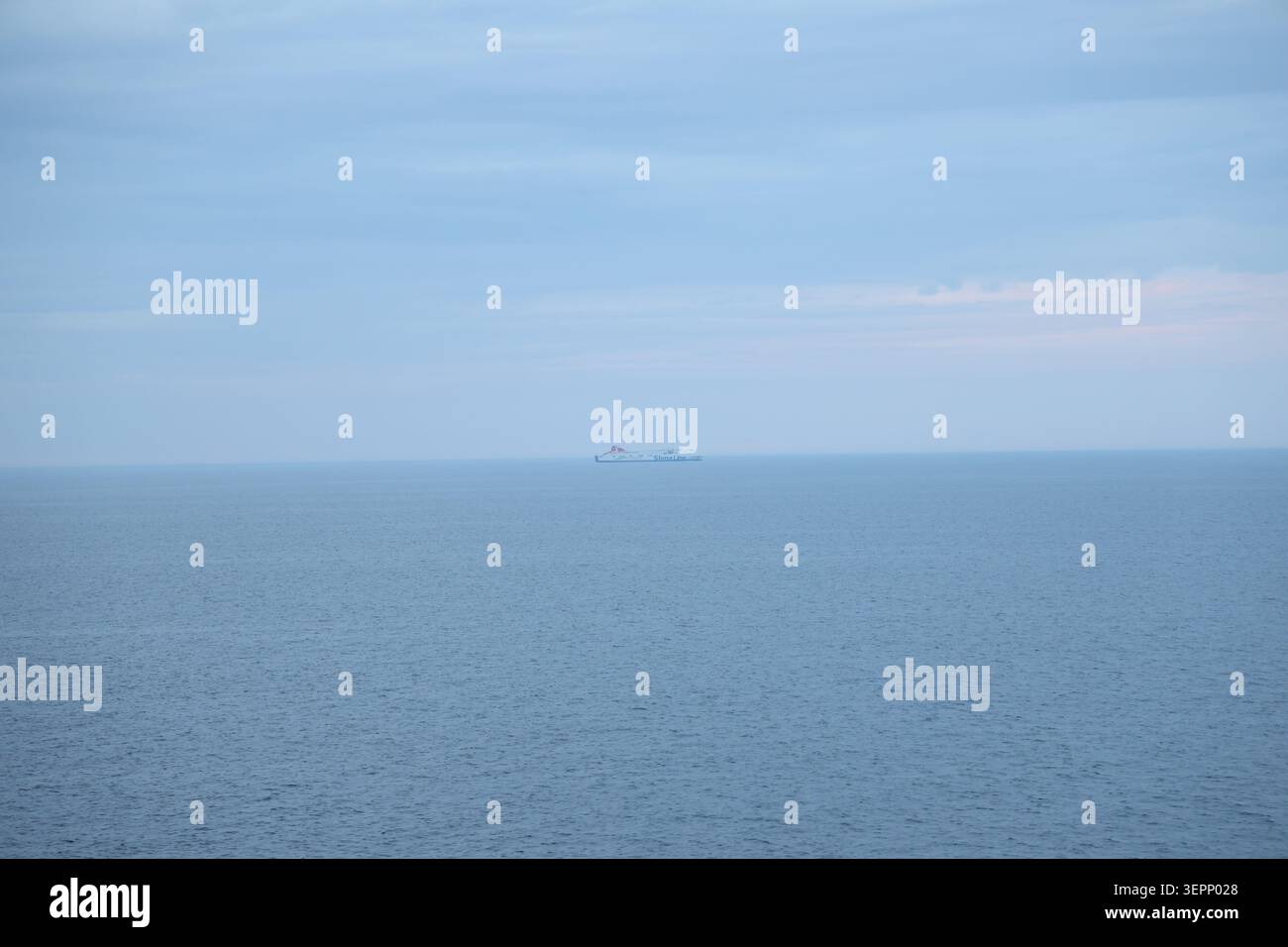 Schiffe, die in der Ostsee fahren, Seeverkehrsschiffe, die unter ruhigen Bedingungen in offenen Gewässern fahren. Stockfoto