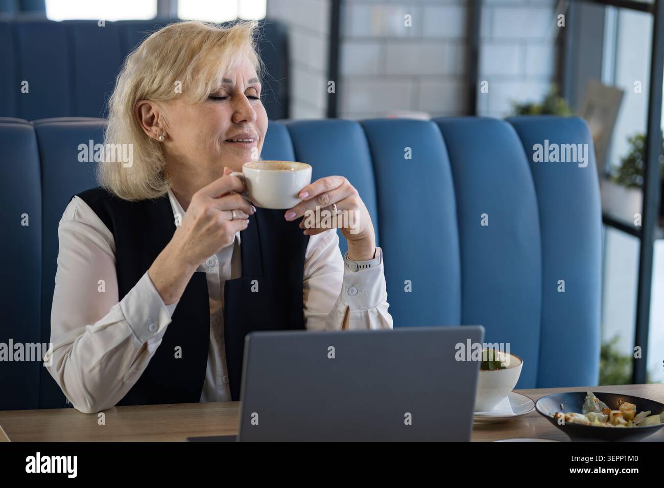 Geschäftsfrau, Die Den Zeitplan Überprüft. Fokussierte Geschäftsfrau Analysiert Pläne Auf Einem Notebook. Frau In Geschäftskleidung, Die Ihren Zeitplan Auf Laptop In Überprüft Stockfoto