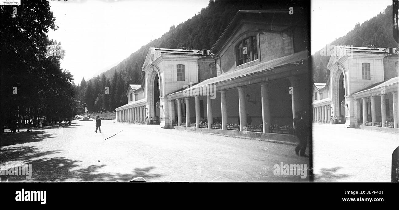 Ein silberner Gelatinedruck von Eugène Trutat dokumentiert die Thermalanlage in Bagnères-de-Luchon mit der Statue von Etigny, einschließlich architektonischer Fassaden, Arkaden und umliegender Parkelemente in einem Kurort in Haute-Garonne. Stockfoto