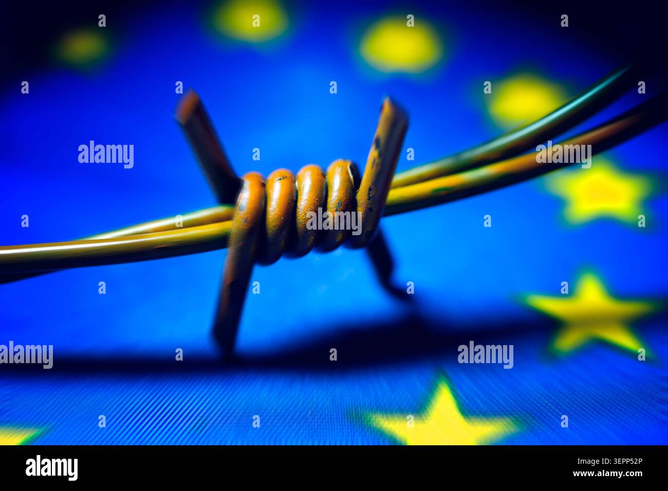 Stacheldraht auf EU-Flagge, symbolisches Bild der europäischen Asylreform, Fotomontage Stockfoto