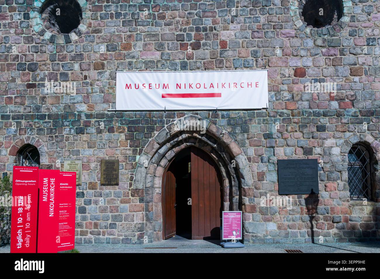 Haupteingang des Museums Nikolaikirche in Berlins ältester Kirche im historischen Nikolaiviertel, Deutschland. Stockfoto