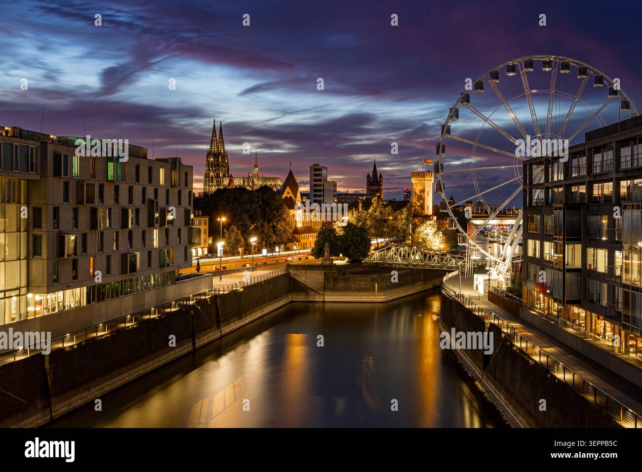 Abendlicher Blick von der Severinbrücke mit Blick auf den Kölner Dom, das Rheinufer und die moderne Stadtarchitektur in Köln, Deutschland, fotografiert Stockfoto