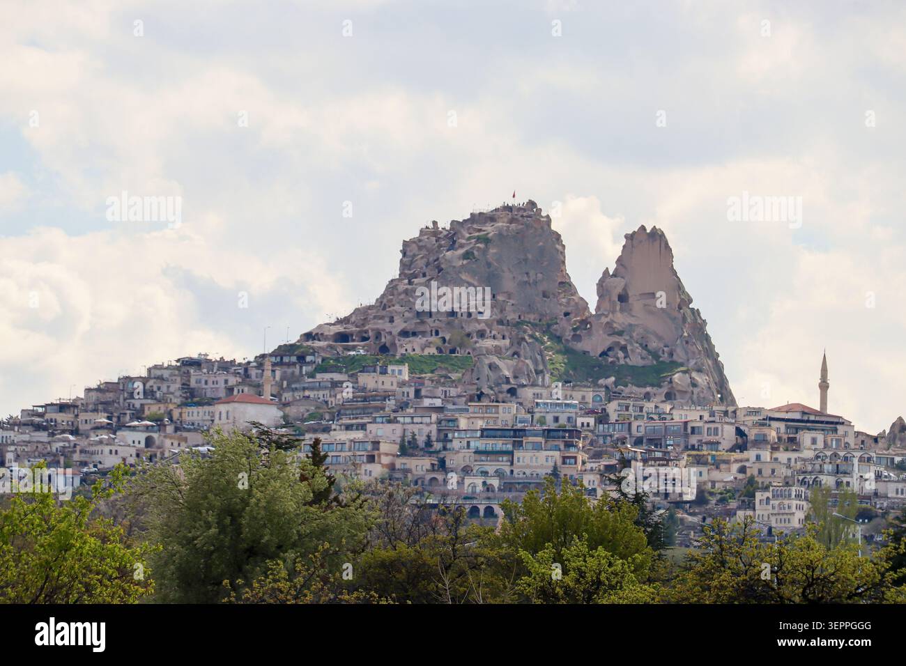 Dieses Bild zeigt die einzigartigen Felsformationen und die historische Architektur von Kappadokien, Türkei. Stockfoto