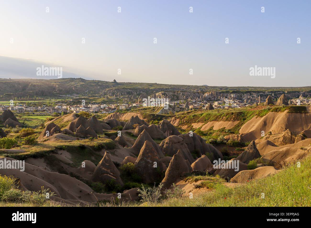 Die einzigartigen Felsformationen Kappadokiens zeigen atemberaubende geologische Merkmale vor einer ruhigen Landschaft. Stockfoto