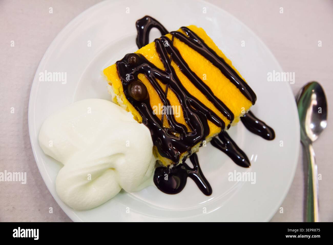 Mandelschwammkuchen mit schokoladenem, leichtem Mousse und Villa Stockfoto