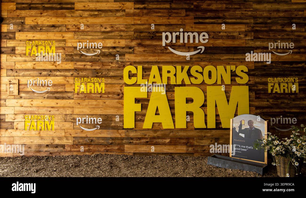 Eine Holzwand mit Branding und Beschilderung für die Fernsehsendung Clarkson's Farm mit Amazon Prime Logos Stockfoto
