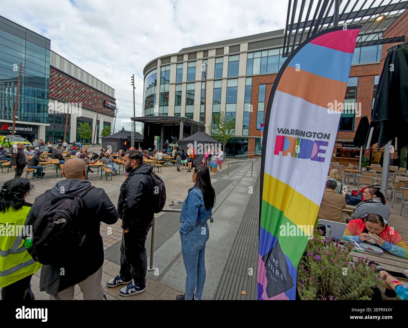 Warrington Pride 2026 Event im Time Square mit Regenbogen-Branding und Menschenmassen in Warrington, Cheshire, England, UK. Stockfoto
