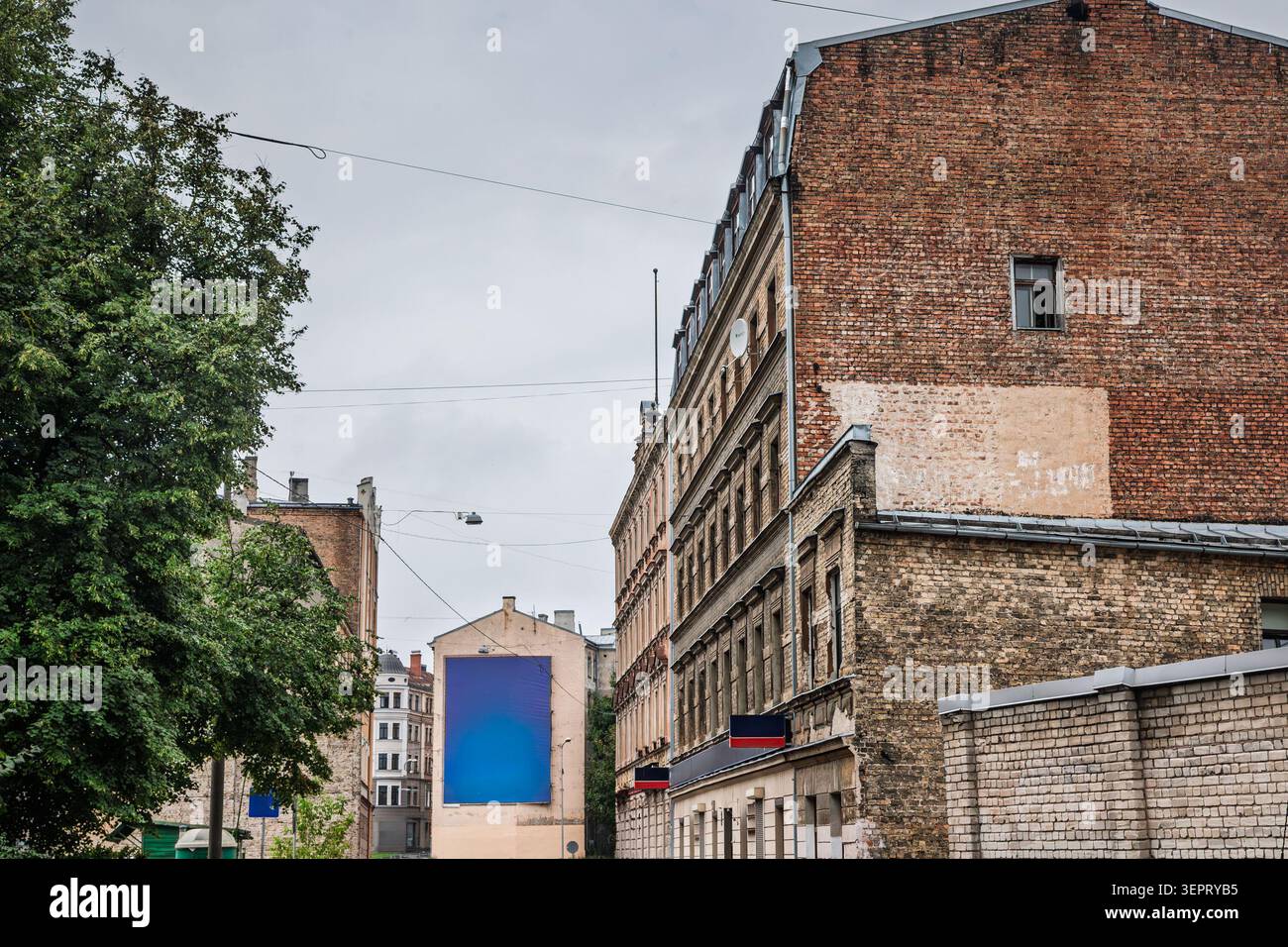 Verfallene Gebäude und Backsteinfassaden säumen Firsa Sadovnikova iela im Stadtteil Riga Maskavas, einem Gebiet, das historisch mit dem ehemaligen Ri verbunden ist Stockfoto