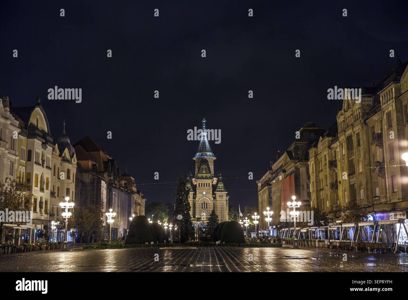 Siegesplatz (Piata Victoriei) bei Nacht mit der Metropolitan Cathedral (Catedral Mitropolitana) beleuchtete, historische Gebäude, die das Zentrum umrahmen Stockfoto