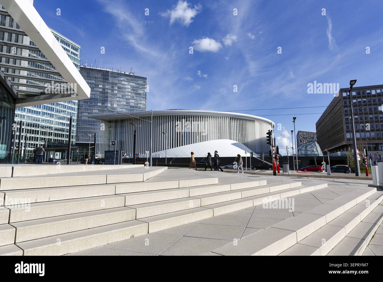 Treppe am Büroturm, Anwaltskanzlei Allen & Overy Luxembourg, moderne Architektur, Blick auf die Philharmonie, Avenue John F. Kennedy, Passanten, K Stockfoto