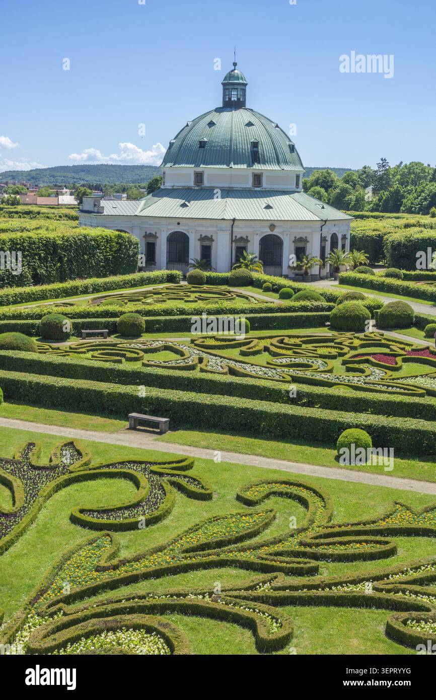 Blick auf den Blumengarten und die Rotunde von der kolonade, KromGSis, Zlinsky kraj, Tschechische Republik Stockfoto