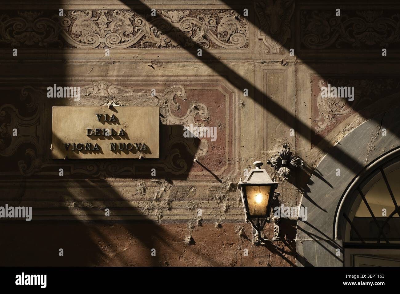 Hauswand bemalt mit Arabesken, Straßenlicht, Schatten, Florenz, Toskana, Italien Stockfoto