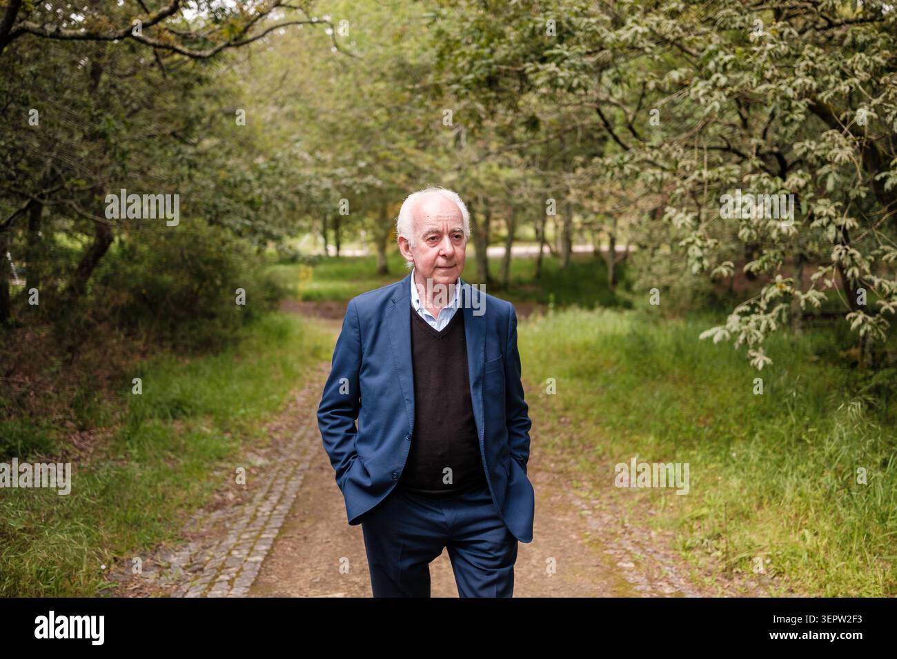 Senior Mann im Anzug, der draußen auf einem unbefestigten Weg in einem Park läuft Stockfoto