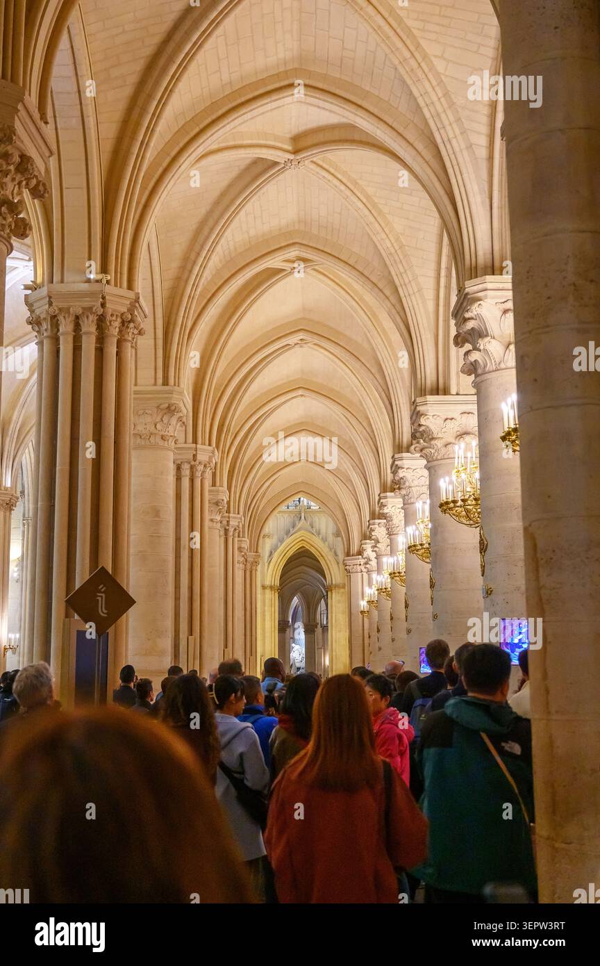 Paris, Frankreich - 05. April 2026: Kathedrale Notre Dame mit gotischer Architektur, Rippengewölben, kunstvollen Säulen und Besuchern. Stockfoto