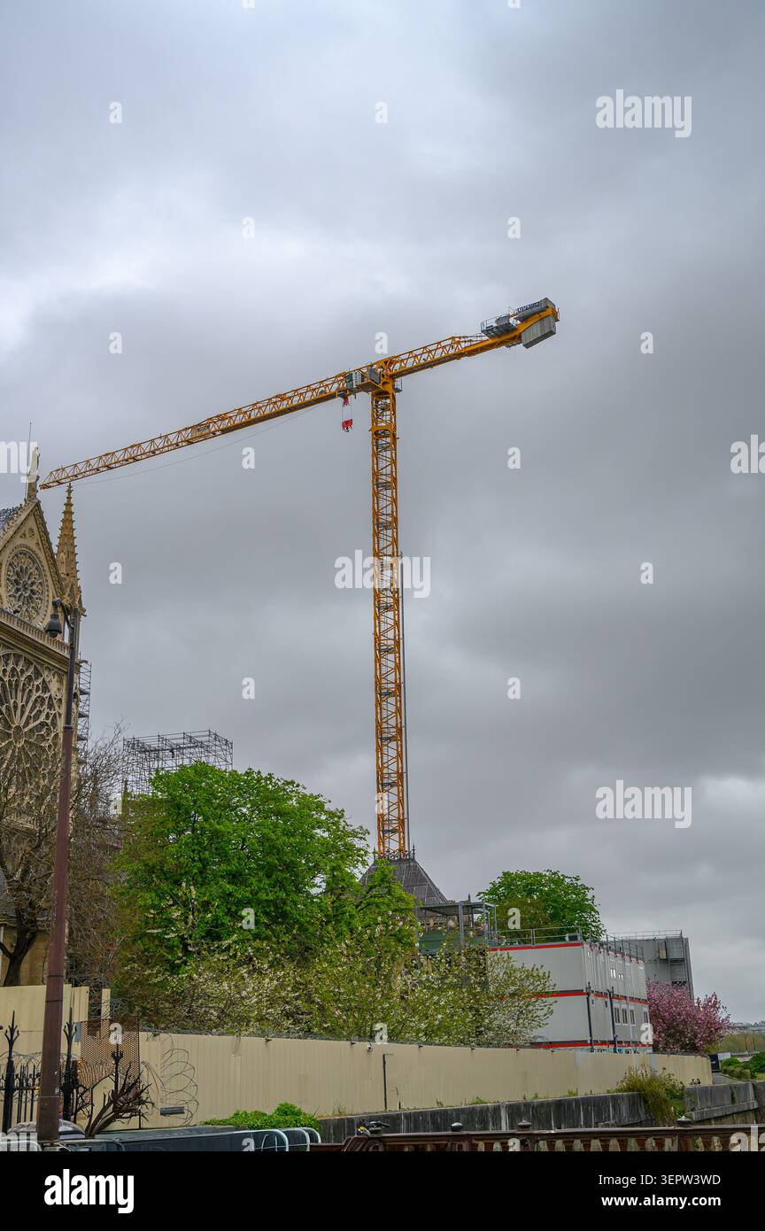 Paris, Frankreich - 05. April 2026: Großer Kran arbeitet über dem Umbaugelände der Kathedrale Notre Dame mit Gerüsten und provisorischen Bauwerken. Stockfoto
