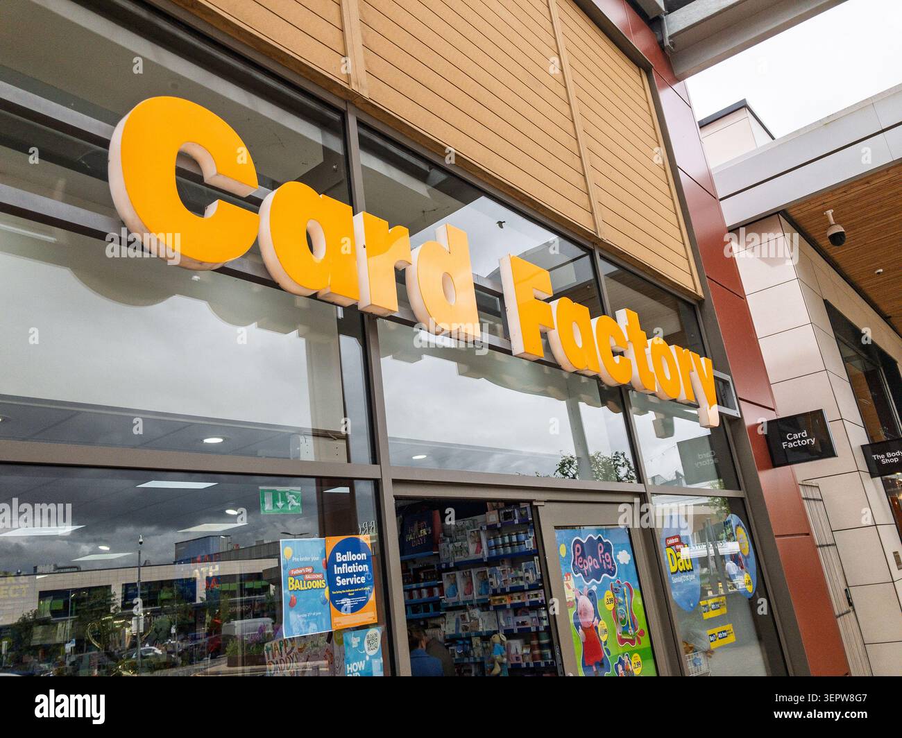 Fassade eines Card Factory-Ladens, Rushden Lakes Shopping Centre, Northamptonshire, Großbritannien Stockfoto