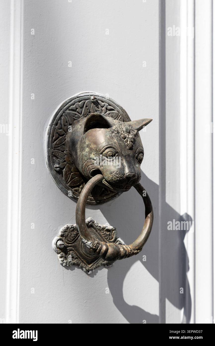 Klopfer bei einem Haus in Hydra Town, Hydra Island, Saronischen Inseln, Griechenland Stockfoto