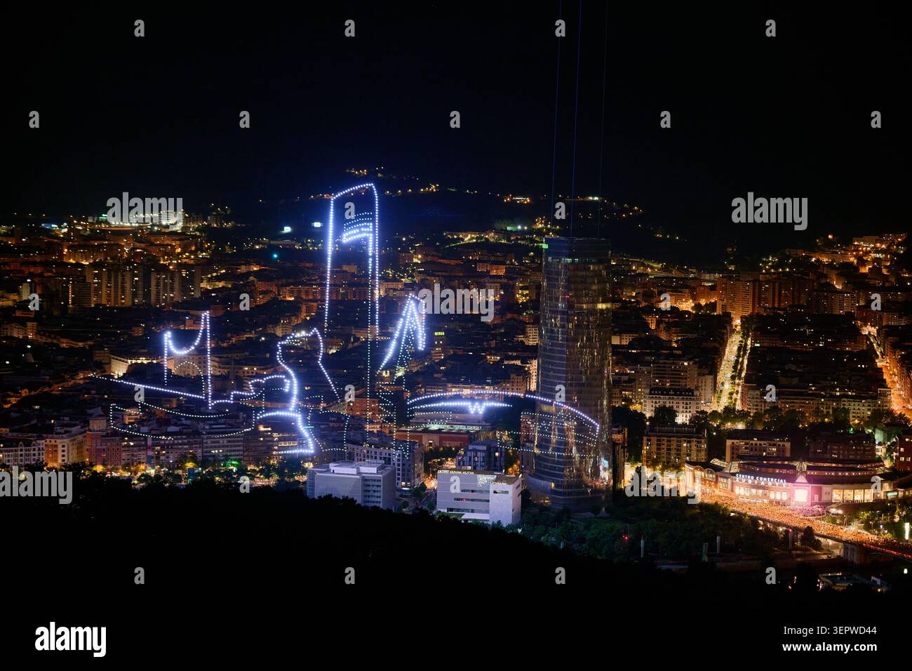 06-12-2026, Bilbao, Bizkaia, Basque Country City Lichter beleuchten Gebäude und Hänge, während Blaulicht-Installationen eine Skyline bilden Stockfoto