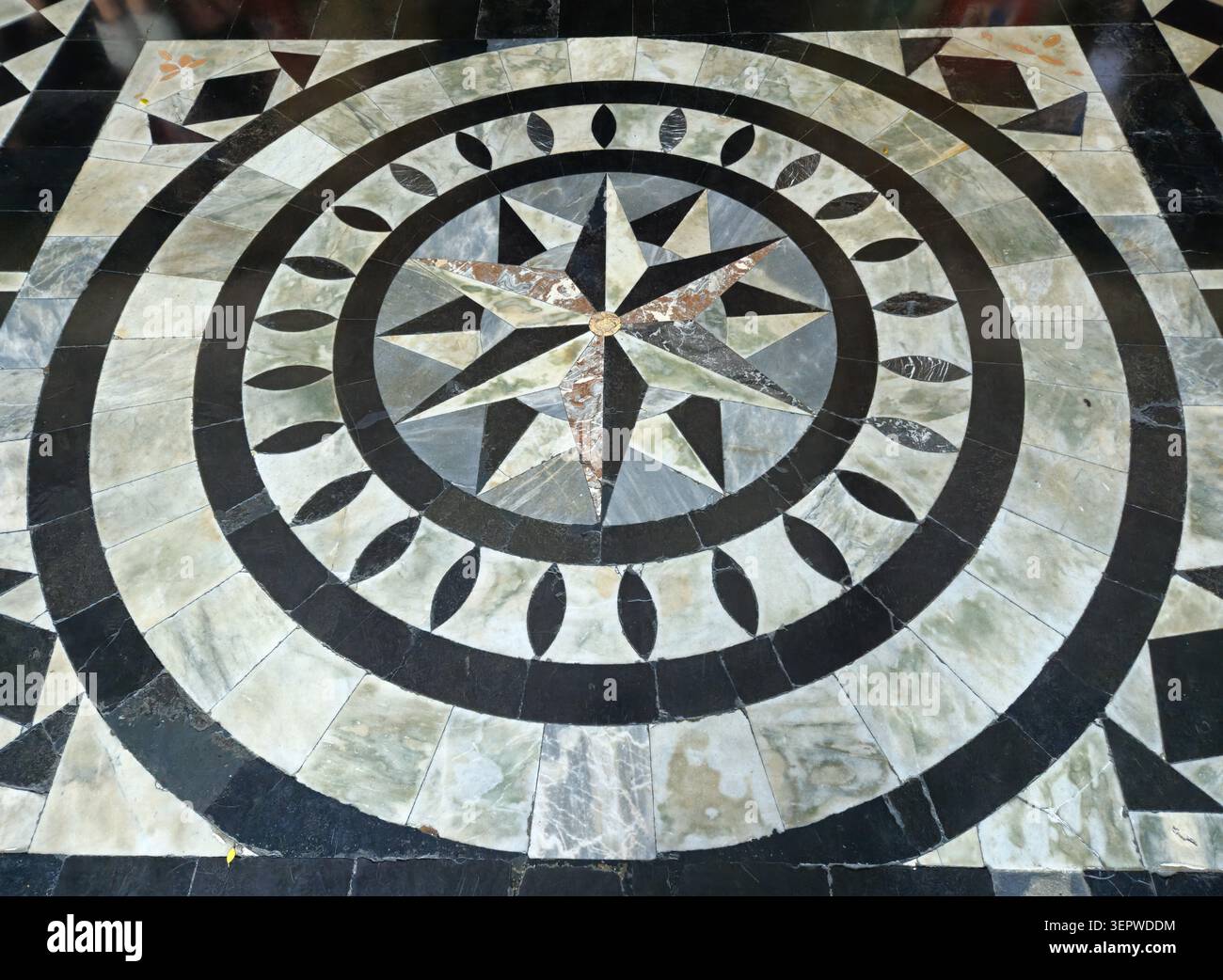Art déco-Marmormosaikmedaillon mit Sternmuster in Schwarz, weiß und Grün, Edifício Biarritz, Rio de Janeiro, Brasilien - Smartphone-aufgenommenes Stockfoto