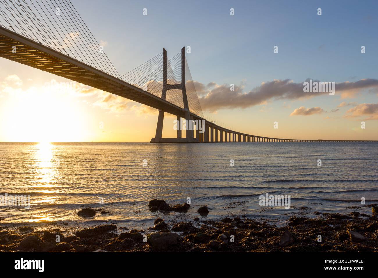Sonnenuntergangsansicht der Vasco-da-Gama-Brücke, die den Tejo in Lissabon, Portugal, überquert Stockfoto