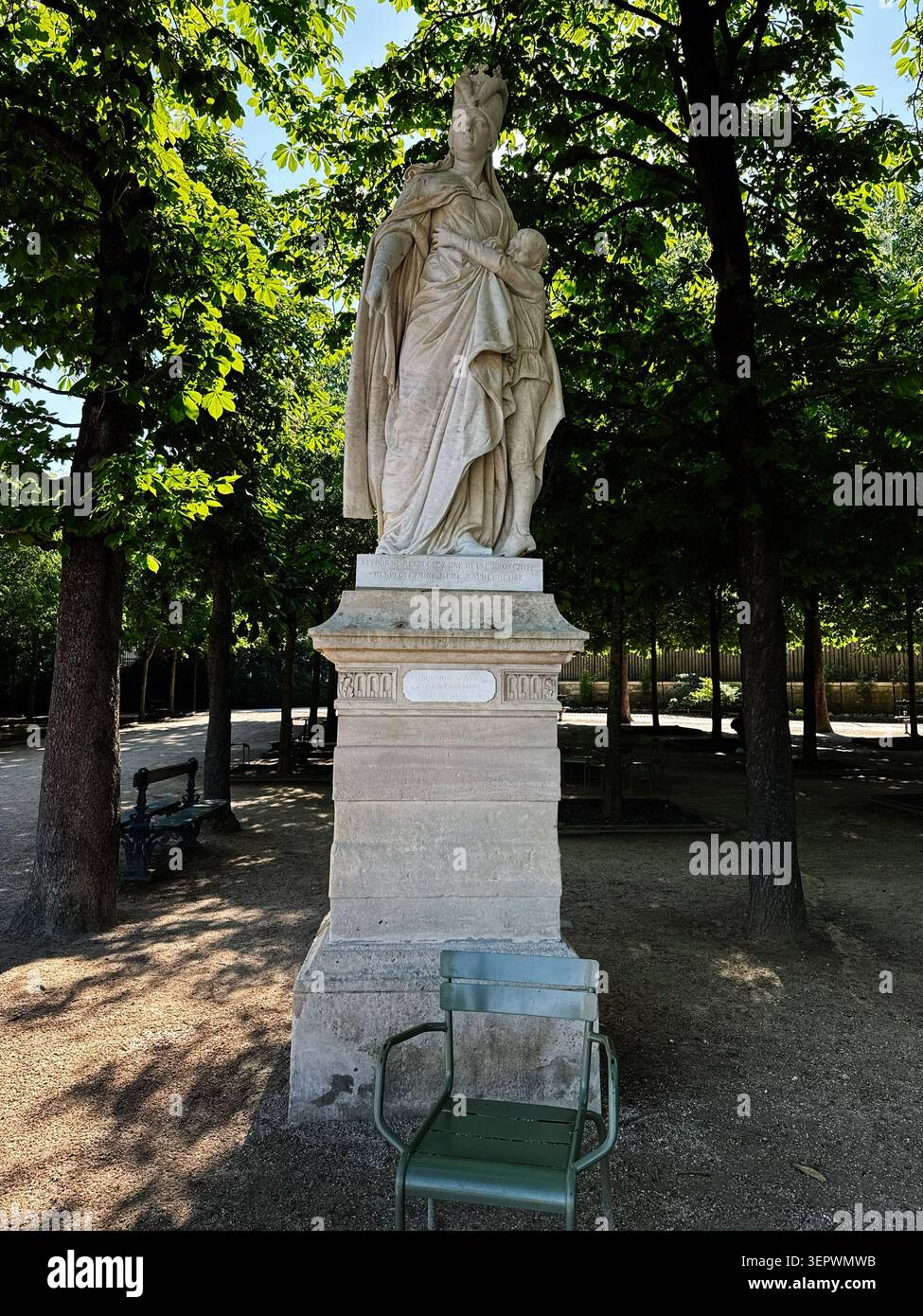Paris, Frankreich - 14. Mai 2026: Margarete von Anjou Statue aus Marmor auf einem Steinsockel zwischen schattigen Bäumen und einem grünen Metallstuhl in Paris, Franc Stockfoto