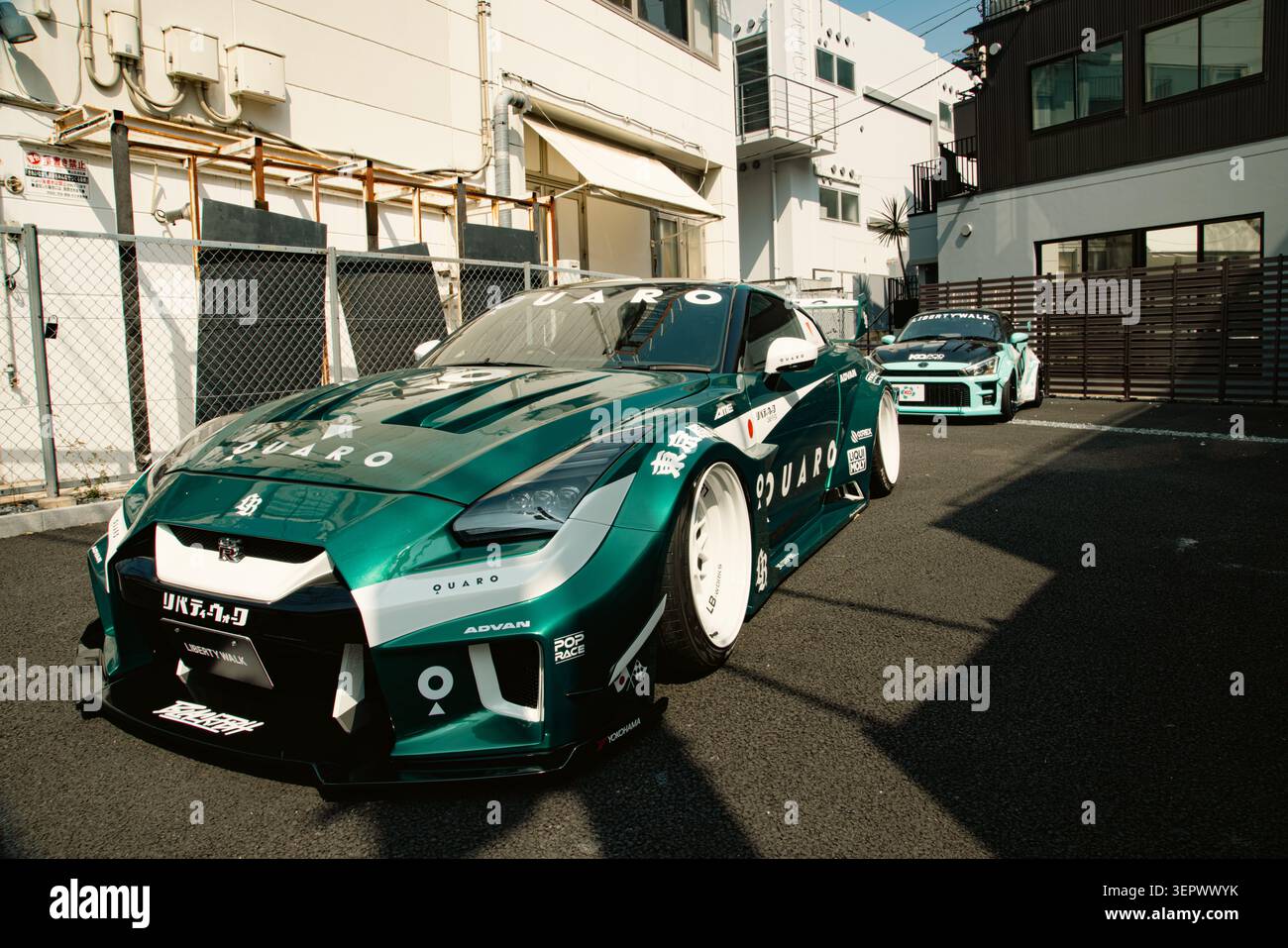 Vorderer Dreiviertelblick auf das Liberty Walk QUARO LB-Silhouette WORKS Nissan 35GT-R Ausstellungsauto in Harajuku, Tokio, Japan. Stockfoto