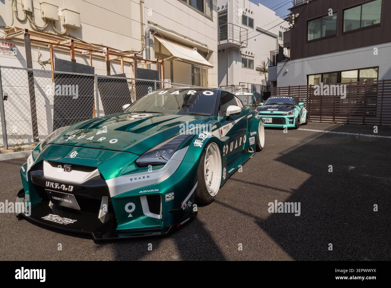 Liberty Walk LB-Silhouette WORKS GT Nissan 35GT-R in QUARO-Kooperationslackierung ausgestellt in Harajuku, Tokio, Japan. Stockfoto