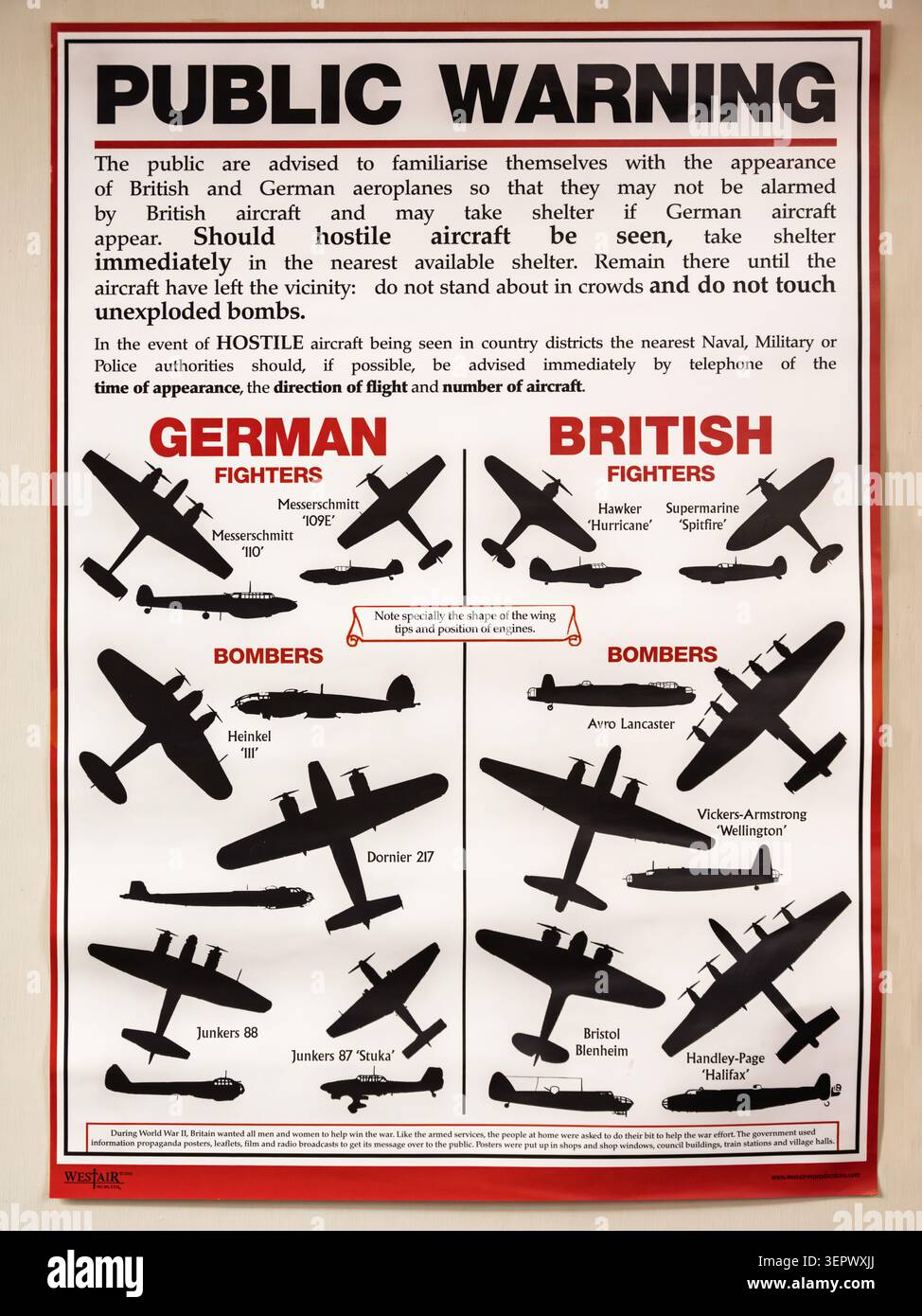 Original-Poster zur öffentlichen Warnung des Zweiten Weltkriegs mit Führern zur Identifizierung von Flugzeugsilhouetten im Bakewell Old House Museum Stockfoto