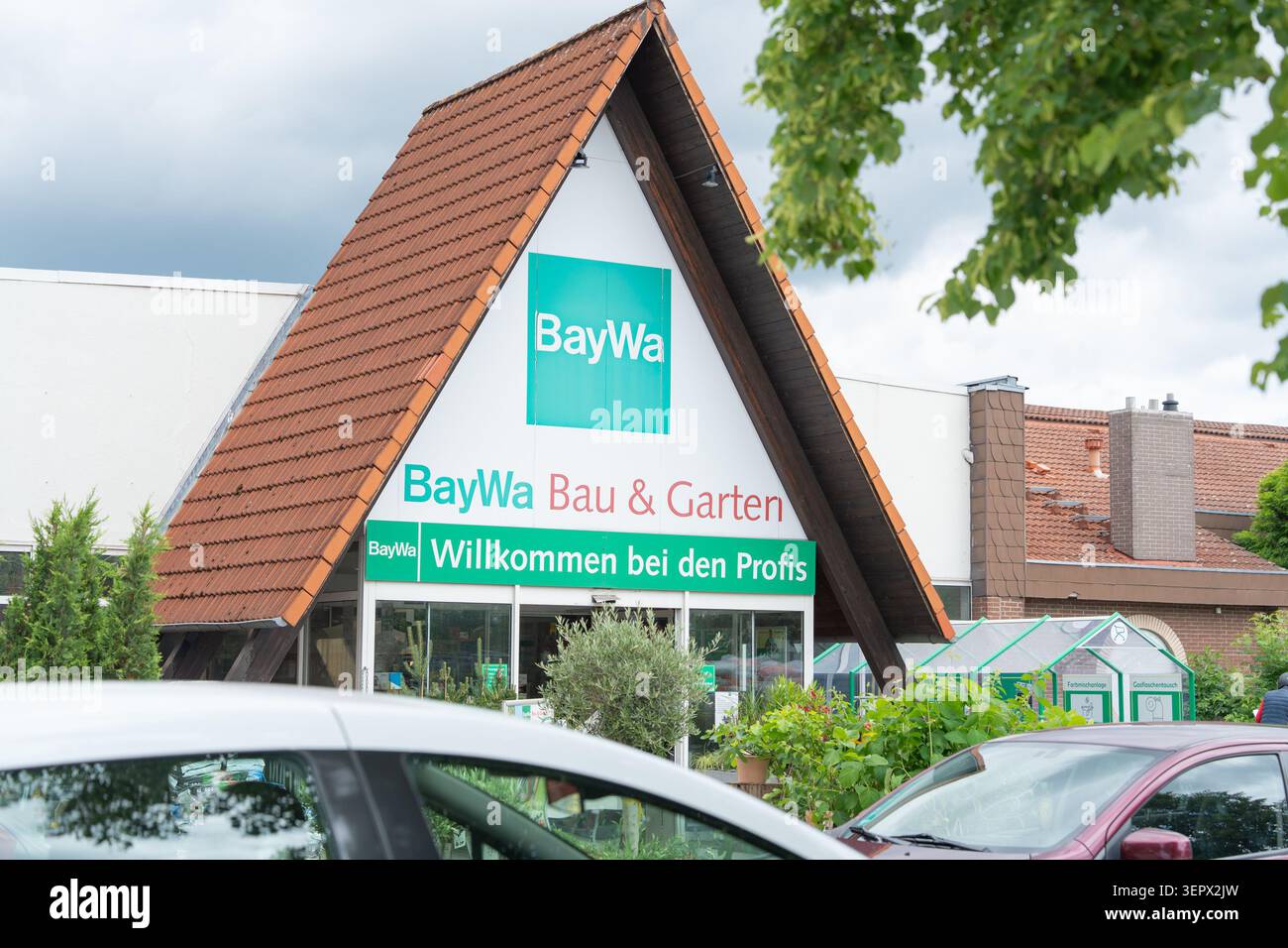 Bad Hersfeld, 06.05.2026, moderne Außenfassade der BayWa Bau und Garten Filiale mit geparkten Autos vor dem Ladeneingang Stockfoto