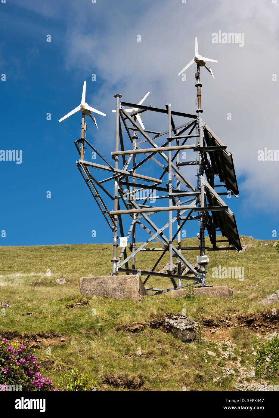 Struktur erneuerbarer Energien (Wind und Sonne) neben dem Claerwen Dam, Elan Valley, Powys, Mitte Wales, Vereinigtes Königreich Stockfoto