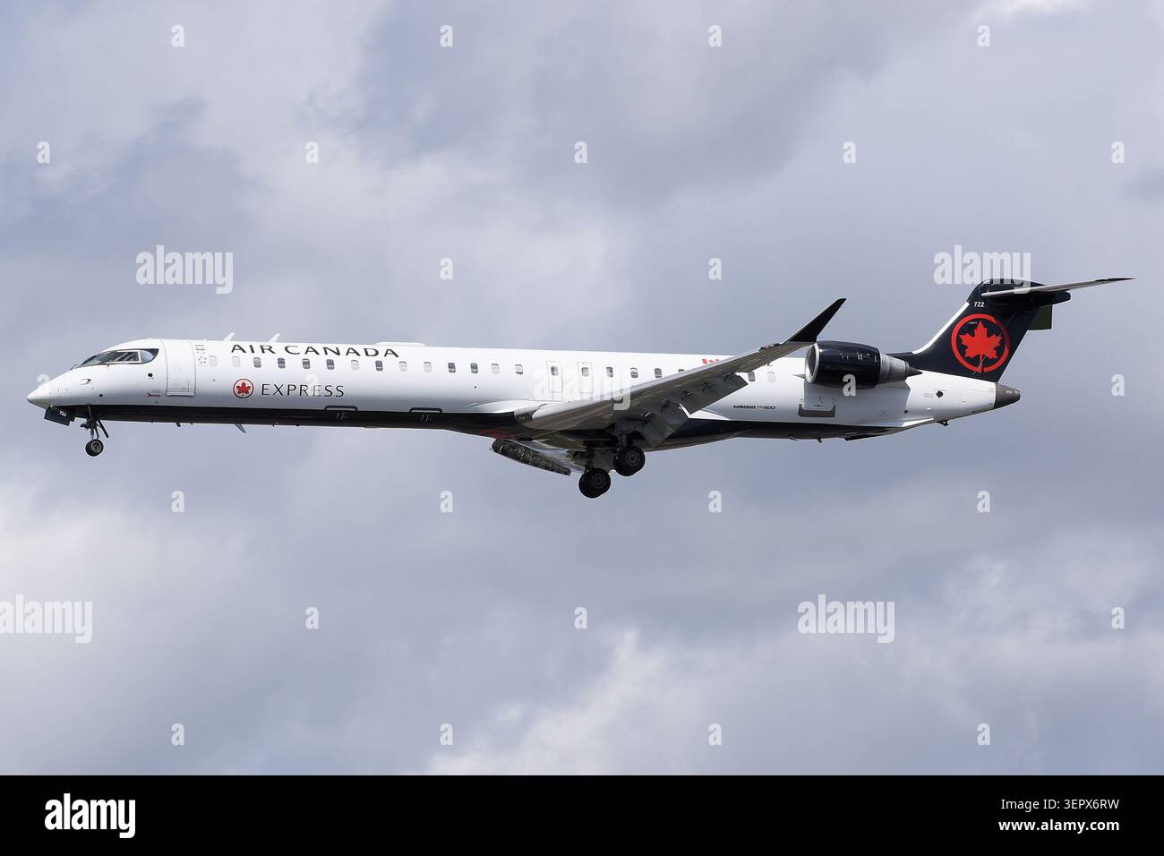 Air Canada Express Bombardier CRJ-900 am bewölkten Himmel Montreal Stockfoto