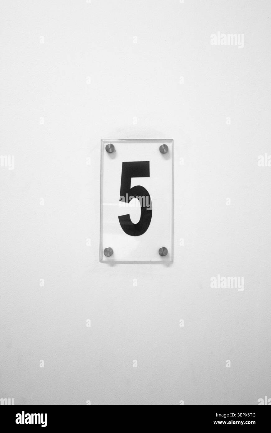 Nummer 5 an einer Wand. Stockfoto
