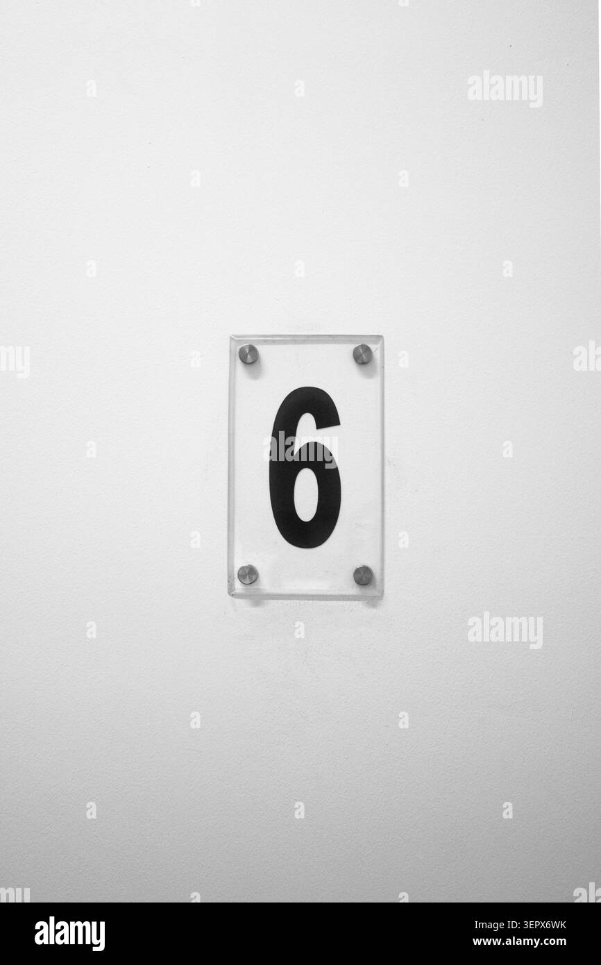 Nummer 6 an einer Wand. Stockfoto