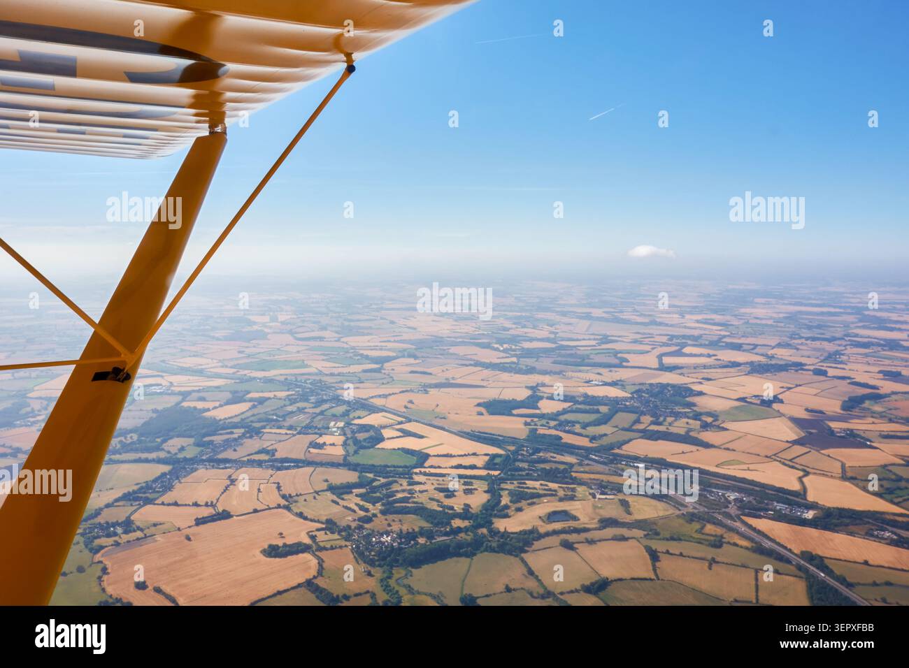 Luftaufnahme des Ackerlandes von East Anglia aus dem gelben Eurofox-Flugzeug am Sommertag Stockfoto
